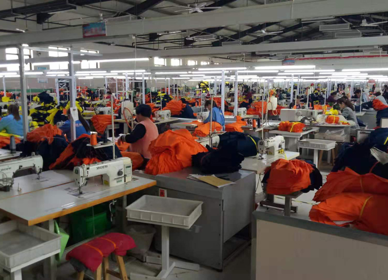 職業(yè)防護服生產(chǎn)現(xiàn)場